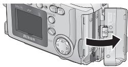 NIKON COOLPIX 2000 - Ouvrir le volet du logement pour carte - 2