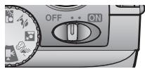 NIKON COOLPIX 2000 - Ouvrir le volet du logement pour carte - 1