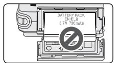 NIKON COOLPIX S2 - Insertion de l'accumulateur - 3