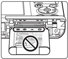 NIKON COOLPIX S220 - Insertion de l'accumulateur - 3