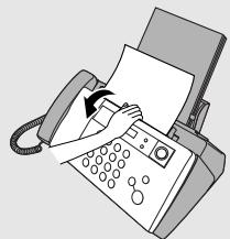 SHARP UX-B30 - Retrait d'un document du chargeur - 2