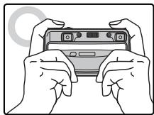 FUJIFILM REAL 3D W1 - Comment tenir l'appareil photo - 1
