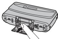 FUJIFILM REAL 3D W1 - Retrait des cartes mémoires - 1