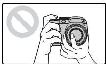 FUJIFILM S1800 - Comment tenir l'appareil photo - 2
