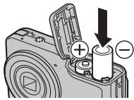 FUJIFILM FINEPIX AX550 - Insérez les batteries/piles. - 2