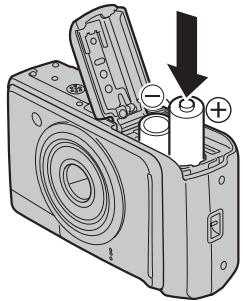 FUJIFILM FINEPIX A820 - Chargez les piles correctement en respectant les signes de polarité. - 1