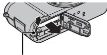 FUJIFILM X100S - Retrait de la batterie et de la carte mémoire - 1