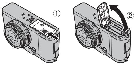 FUJIFILM X100S - Ouvrez le couvercle du compartment de la batterie. - 1