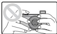 FUJIFILM XQ1 - Comment tenir l'appareil photo - 2