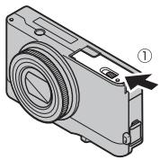 FUJIFILM XQ1 - Ouvrez le couvercle du compartiment de la batterie. - 1