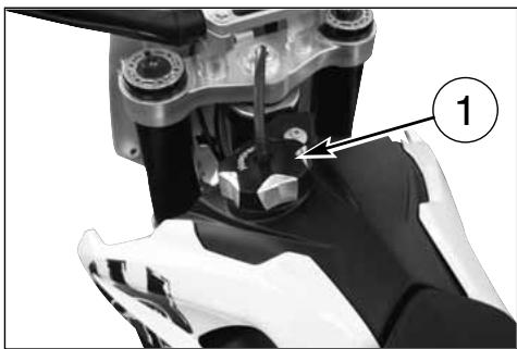 HUSQVARNA SMR 530 R - ATTENZIONE\*: Fare attenzione a non toccare il motore caldo mentre si opera sul rubinetto carburante. - 1