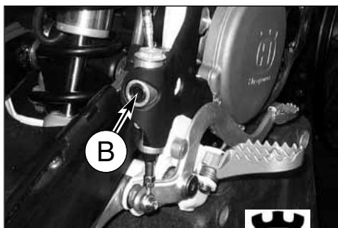 HUSQVARNA SMR 530 R - To replace the fluid, proceed as follows: - 10