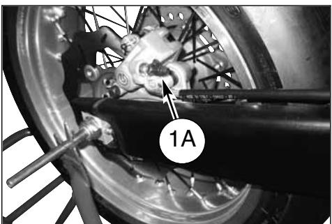 HUSQVARNA SMR 530 R - To replace the fluid, proceed as follows: - 4