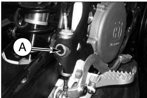HUSQVARNA SMR 530 R - REGLAGE DU LEVIER DE COMMANDE ET CONTRÔLE DU NIVEAU FLUIDE DE L'EMBRAYAGE HYDRAULIQUE - 1