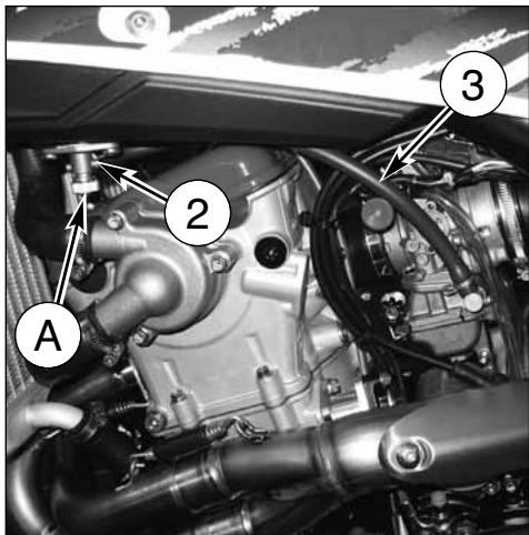 HUSQVARNA SMR 530 R - WARNING\*: Be careful not to touch the hot engine while operating the fuel valve. - 2