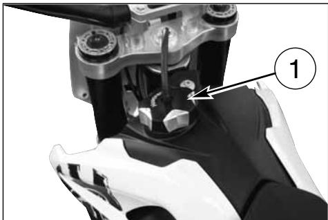 HUSQVARNA SMR 530 R - ACHTUNG\*: Darauf achten, während der Arbeit am Treibstoffhahn nicht den heißen Motor anzufassen. - 1