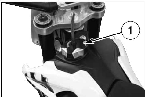 HUSQVARNA SMR 530 R - ATENCIÓN \*: Tener cuidado a no tocar el motor caliente cuando se trabaja sobre el grifo carburante. - 1