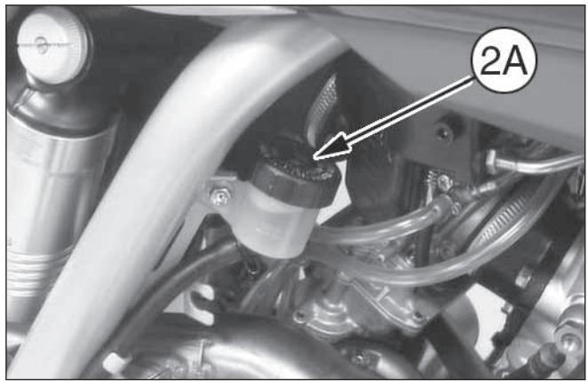 HUSQVARNA TC 250 - To replace the fluid, proceed as follows: - 5