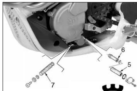HUSQVARNA TC 450 - ATTENZIONE*: Fare attenzione a non toccare l'olio caldo. - 2