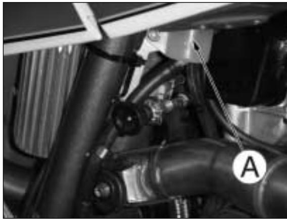 HUSQVARNA SM 400-450 R - RÉGLAGE DE LA COURSE À VIDE DU FREIN ARRIERE - 1