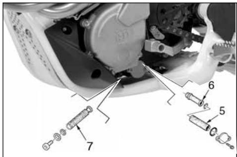 HUSQVARNA HVA TE TC SMR 310 2010 - ATENCION \*: Tener cuidado a no tocar l'aceite motor caliente. - 2