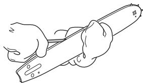 HUSQVARNA 550 XP - Contrôle de la lubrification de la chaîne - 2