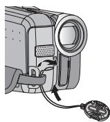 JVC GR-DA20E - Anbringen Der Objektivabdeckung - 1