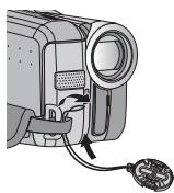 JVC GR-DA20E - Fixez Le Couvre-Objectif - 1