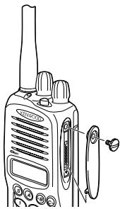 KENWOOD TK-3180 - INSTALACION DE LA TAPA SOBRE EL CONECTOR UNIVERSAL - 1