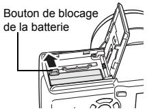 OLYMPUS C-765 UZ - Mise en place de la batterie Alignez la batterie comme indiqué et insérez-la dans le compartiment de batterie jusqu'à ce qu'elle se verrouille en position avec son bouton de blocage. - 3