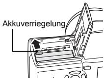 OLYMPUS C-765 UZ - Einlegen des Akkus Richten Sie den Akku wie nachfolgend gezeigt aus. Schieben Sie den Akku in das Akkufach und fixieren Sie diese mit der Akkufachentriegelung. - 3