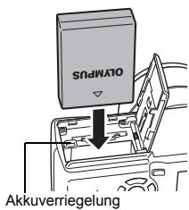 OLYMPUS C-765 UZ - Einlegen des Akkus Richten Sie den Akku wie nachfolgend gezeigt aus. Schieben Sie den Akku in das Akkufach und fixieren Sie diese mit der Akkufachentriegelung. - 2
