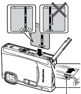 OLYMPUS Μ TOUGH-6000 - Insérer la batterie et la carte xD-Picture Card™ (vendue séparément) dans l'appareil photo - 2