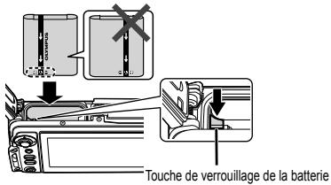 OLYMPUS TG-630 - Insertion et retrait de la batterie et de la carte (disponible dans le commerce) - 2