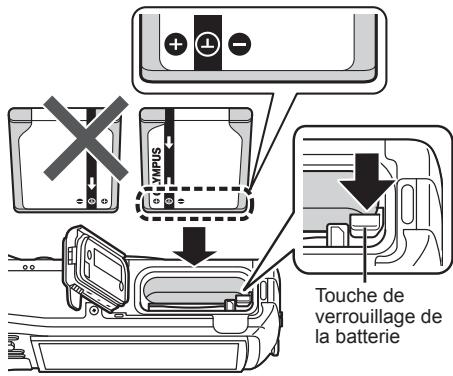 OLYMPUS STYLUS TG-4, TG-4 - Insérez la batterie tout en faisant glisser la touche de verrouillage de la batterie dans le sens de la flèche. - 1