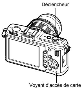 OLYMPUS E-P1 - Ajustez I cible AF sélectionnée pour faire la mise au point sur le sujet et appuyez sur le déclencueur à mi-course jusqu'à ce que le symbole de mise au point correcte s'allume. (Mode autofocus mono cible à sélection manuelle) - 1