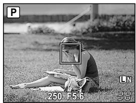 OLYMPUS E-P1 - Tout en appuyant sur le déclencheur à mi-course, déplacez la cible AF vers la composition souhaitee et appuyez complètement sur le déclencheur. - 1