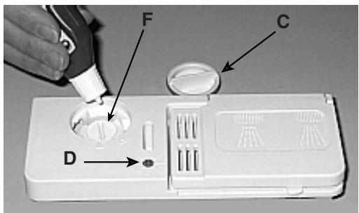 INDESIT IDL 420 - Introduction du produit de nettoyage. - 1