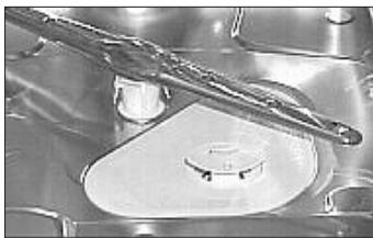 INDESIT IDL 420 - Cleaning the Sprayer Arms - 1