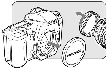 PENTAX MZ6 - Retirez le bouchon de protection de la monture du boîtier. - 1