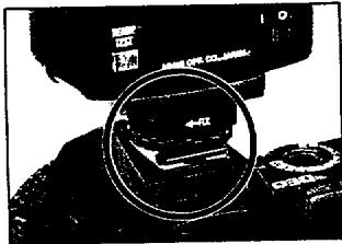 PENTAX AF260SA - MOUNTING THE FLASH UNIT ONTO THE CAMERA / AUFSETZIMONTAJE DE LA UNIDAD DE FLASH EN LA CAMARA / MONT - 1