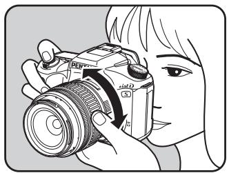 PENTAX ISTDS2 - Tournez la bague du zoom vers la droite ou vers la gauche. - 1