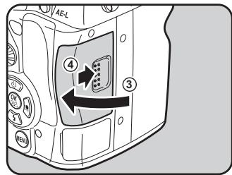 PENTAX K-7 - Introduisez la carte à fond, l'étiquette de la carte mémoire SD étant dirigée vers l'écran. - 3