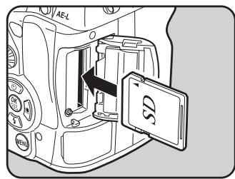 PENTAX K-7 - Introduisez la carte à fond, l'étiquette de la carte mémoire SD étant dirigée vers l'écran. - 1