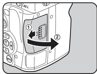 PENTAX K-7 - Faites glisser la trappe de protection du logement de la carte dans le sens de la flèche (①), puis soulevez-la (②) pour l'ouvrir. - 1