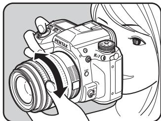 PENTAX K7 - Regardez dans le viseur, pressez le déclencheur à mi-course puis tournez la bague de mise au point. - 1