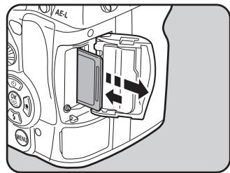 PENTAX K7 - Introduisez la carte à fond, l'étiquette de la carte mémoire SD étant dirigée vers l'écran. - 2