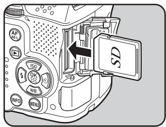 PENTAX K-30 - Introduisez la carte à fond, l'étiquette de la carte mémoire SD face à l'écran. - 1