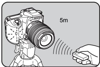 PENTAX K100D SUPER - Positionnez la télécommande vers l'avant de l'appareil et pressez le déclencheur de la télécommande. - 1