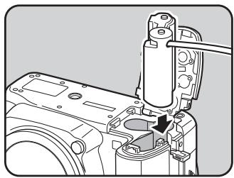 PENTAX KX - Introduisez le coupleur secteur dans le logement des piles. - 1
